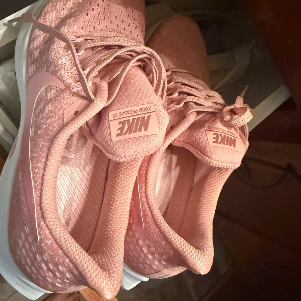 Nike Zoom Pegasus 35 in Soft Pink